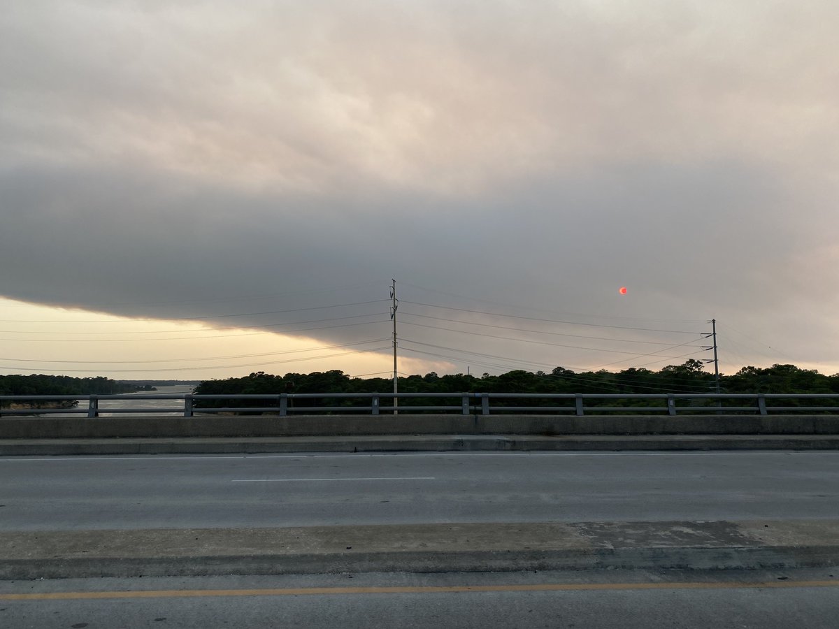 View of the Brunswick County Pulp Road Fire smoke cloud from Snows Cut Bridge at Carolina Beach in New Hanover County around 7:40 PM this evening.

#wildfire #ncfire #ncwx #greenswamp #pulproadfire