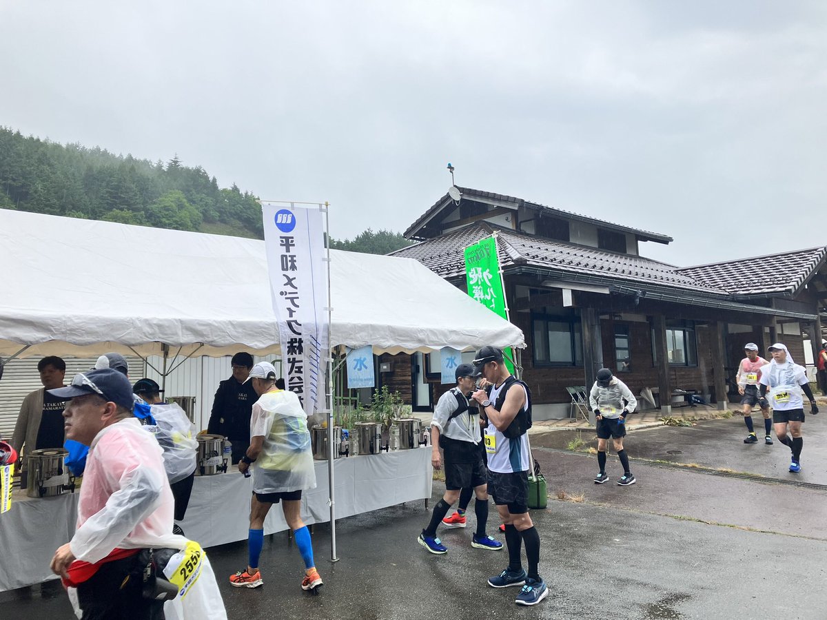 n363363's tweet photo. 当日のウエアは、#Airpeak キャップ・ #IG天白川ランナーズ チームTシャツ ノースリーブ・ #ファイテン #アームカバー ・ #ノースフェイス ランニングパンツ・ #hatenko ハーフパンツ・ #COMPRESSPORT カーフを。
写真は、第1関門までのエイド。
#飛騨高山ウルトラマラソン
#100kmの部 https://t.co/luhYP64EKb