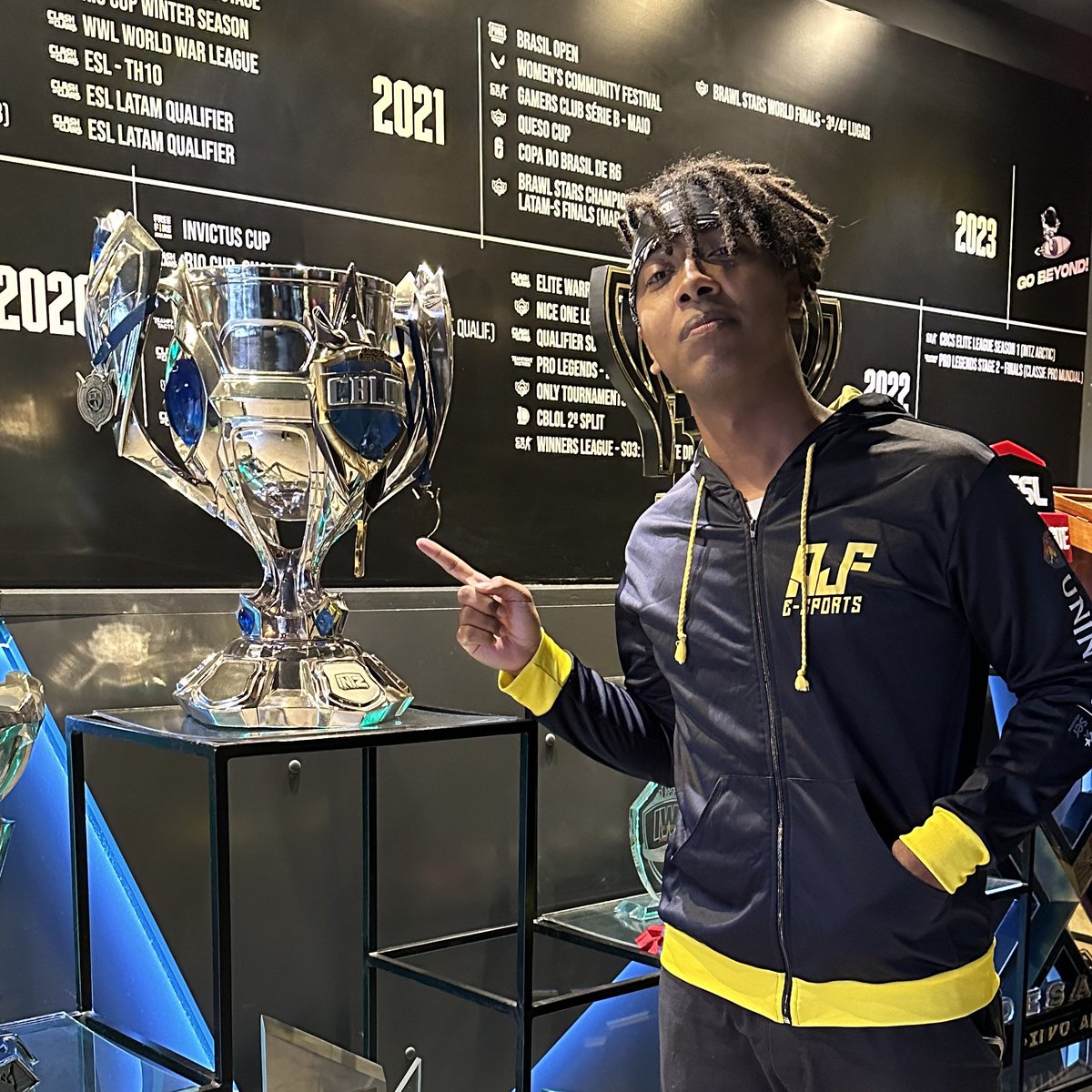 Pelezinhojampaa's tweet image. #NewProfilePic com essa relíquia do @CBLOL que está guardadinha lá na @INTZ E com o manto da @ajfesports

#CBLOLDiff #intz #LeagueOfLegends