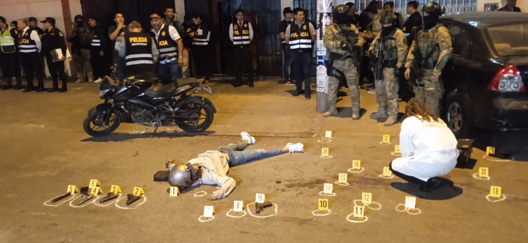 MirianElayne's tweet photo. Hoy en horas de la tarde personal de la División de Inteligencia Contra la Criminalidad de la  Dirincri PNP, ABATIÓ a alias Maldito Cris, criminal y asesino del sereno de Surco, Luis Manrique.

Cabe resaltar, que los hechos se dan luego de dos meses del fallecimiento del sereno. https://t.co/L0C1hZVDTZ