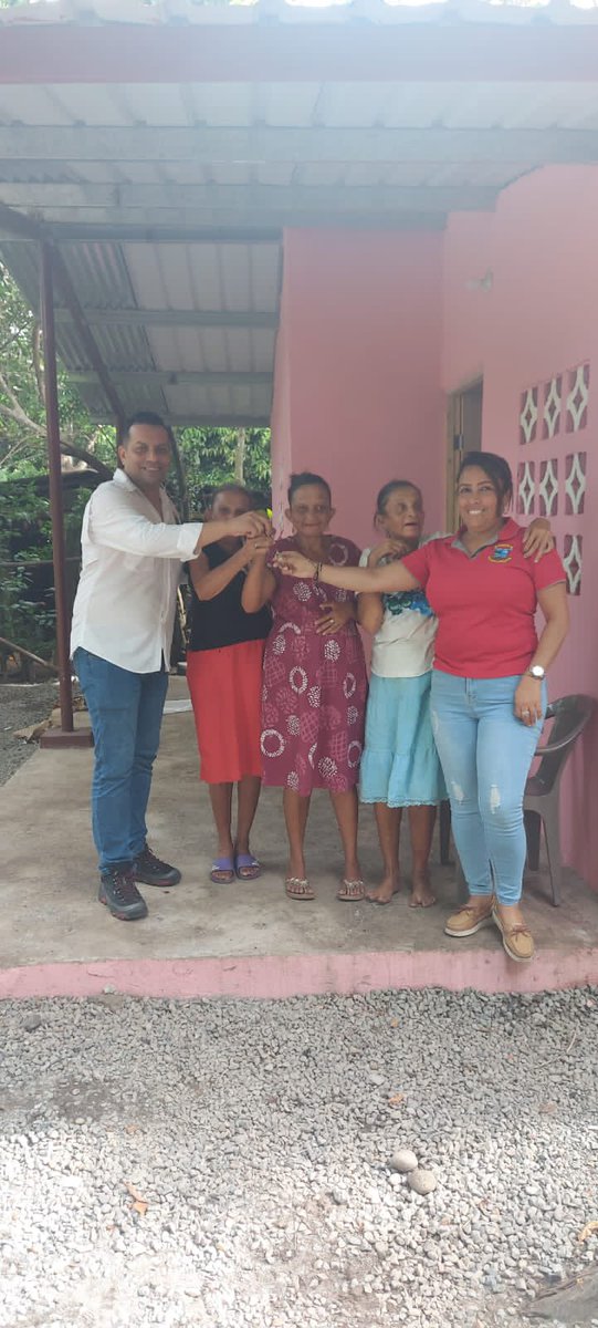 AlcaldiadeBaru's tweet photo. La alcaldía de Barú, hoy viernes, hizo entrega de la casa culminado y muebles de primera necesidad, a Julieta, Editha y Julietica (Las Niña Niña). De esta manera la Alcaldía, hace justicia social, mejorando la calidad de vida de las conocidas damas de Puerto Armuelles. https://t.co/rWNs2vnaZS