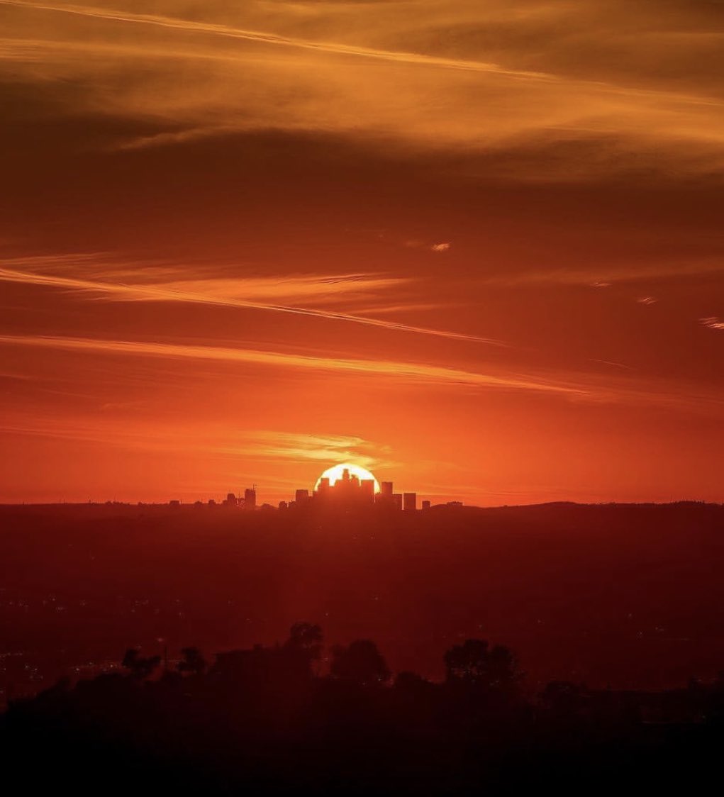 Where are you watching the sunset? Let us know 😎 🌅 #discoverLA 📷 @chrispzero