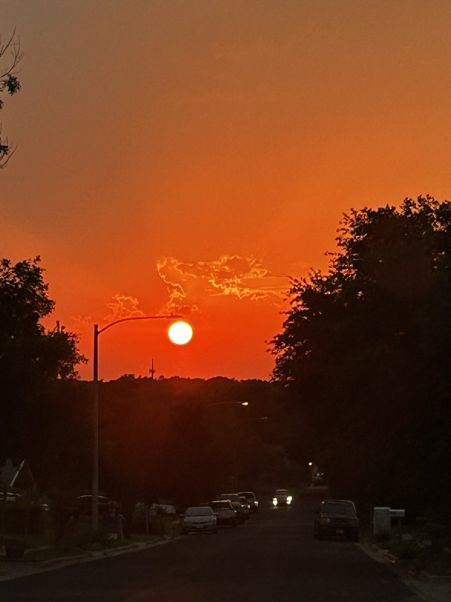 daylortickmann's tweet photo. Anyone else get this sunset or am I in the sim tonight? https://t.co/bKQEP5C4eT