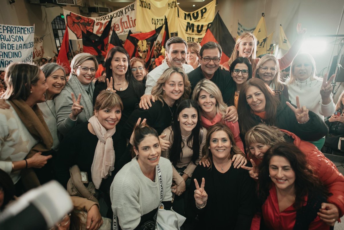 UxPSanJuan's tweet photo. Las mujeres justicialistas se encontraron con 
@rubenunac y @andinocristian, la fórmula que garantizará la continuidad del Modelo San Juan. Allí compartieron su trabajo territorial y el compromiso de seguir adelante militando para cumplir los sueños de todas las sanjuaninas. https://t.co/TQ4C0rS6ip