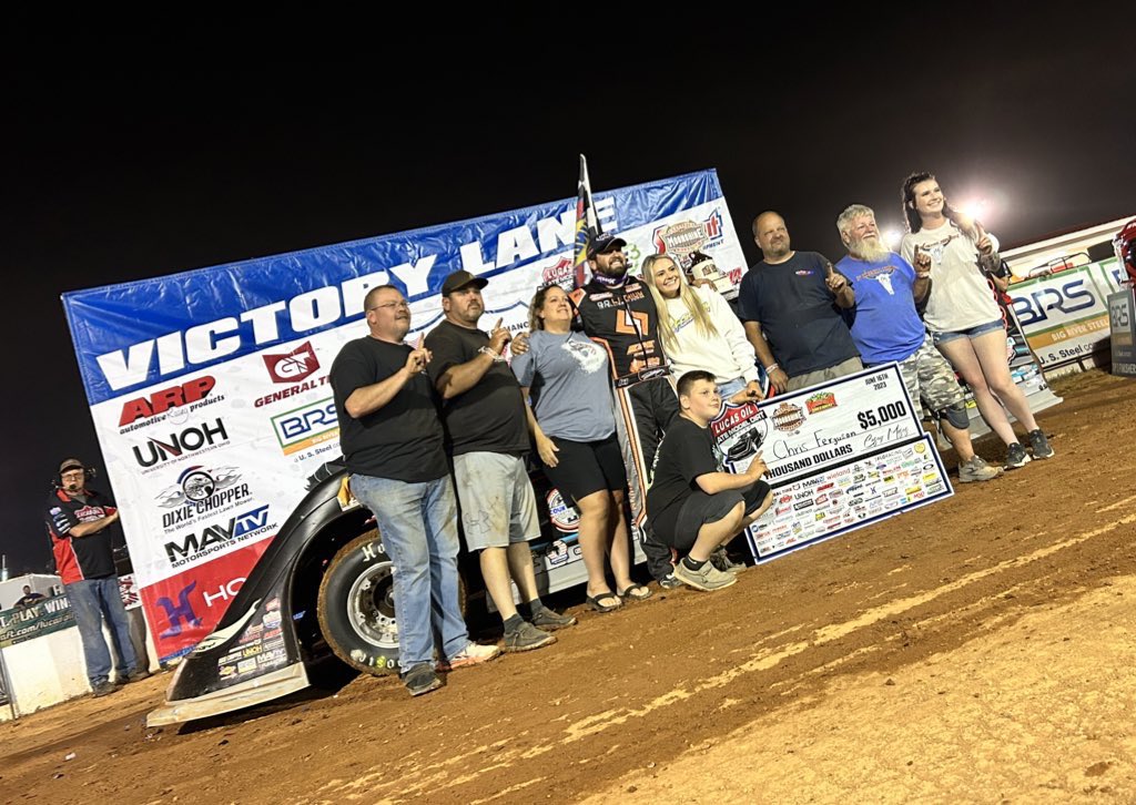 JackCofer94's tweet photo. Mount Holly, NC’s @ChrisFerguson22 stands with his winning team after weathering the rough racetrack and putting his @TeamZeroRaceCar in @lucasdirt victory lane here at @smokymtnspeed. ☠️ https://t.co/RJY1aTNWSY
