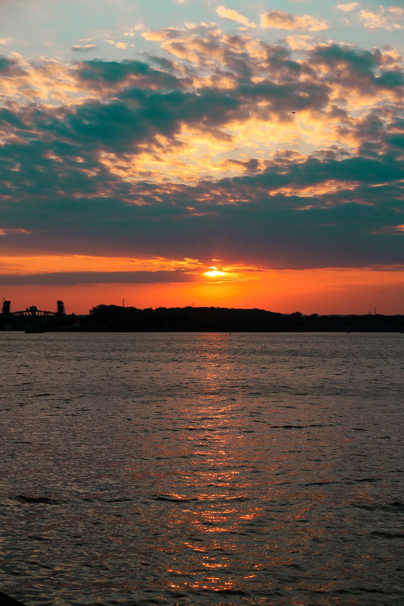 B2the7's tweet photo. Everyone seems to enjoy a good sunset🌅 

#nature #photography #louisvillecreators #Louisville #louisvillephotography #igerslouisville #sunset #sunsetphotography #sunsetchallenge #sunset_pics #sunsets_captures #sunsetsky #photooftheday #sunsets #sky #skyphotography #sunsetlovers https://t.co/PkX3Onr2Gt