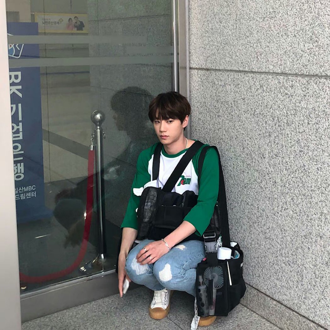 ssswong3's tweet photo. 2018.06.17. Stylist hair_kkang ig
https://t.co/z4Al4BXBzp

Recruit staff like this 😏 kkk, if this is the case, the female customers will line up kkkkkkk But what is the staff brother doing when carrying the bags kkkkkkkk

#이준영 #LEEJUNYOUNG https://t.co/u4dhgeGUlV
