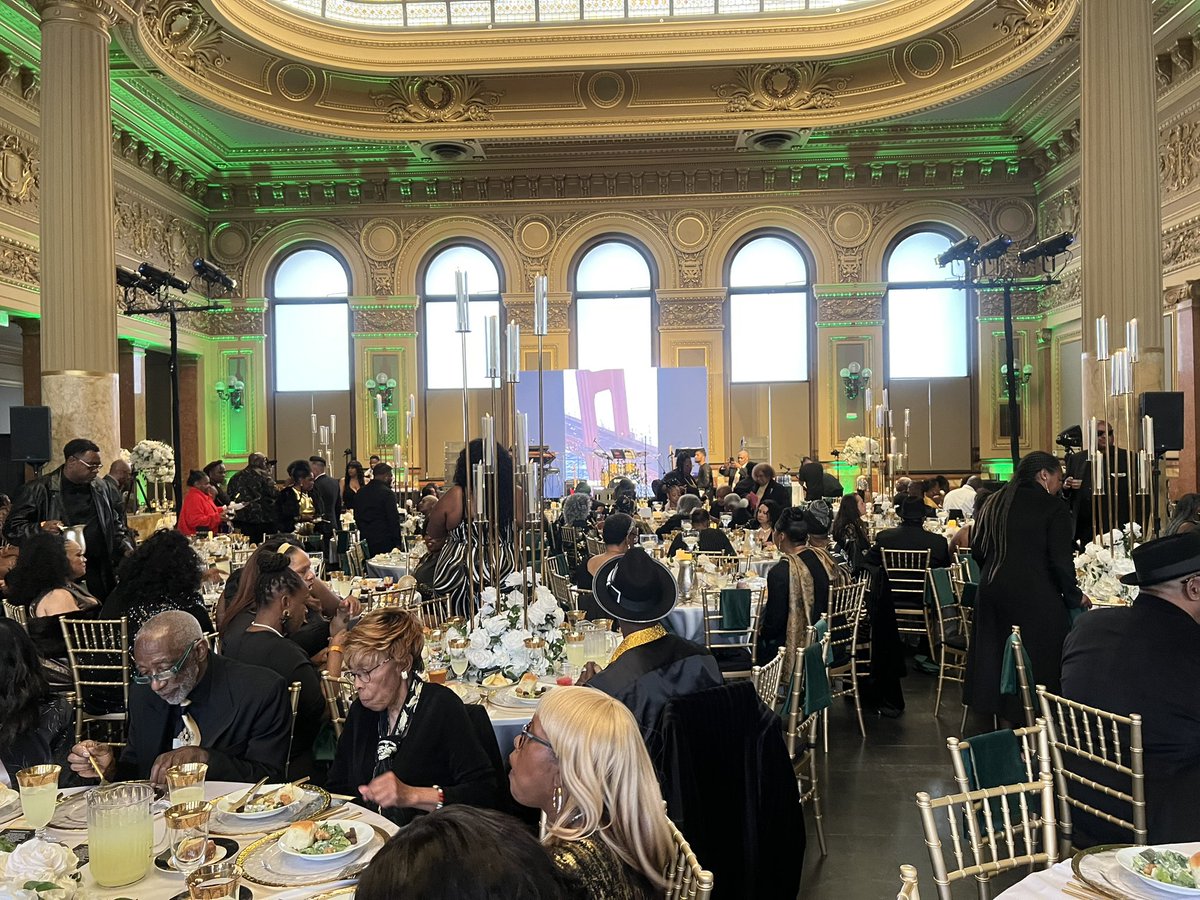 Meaghan_M's tweet image. Out here! s/o to @SFBlackWallSt 
❤️🖤💚 #juneteenthweekend #blacksanfrancisco ✌🏾