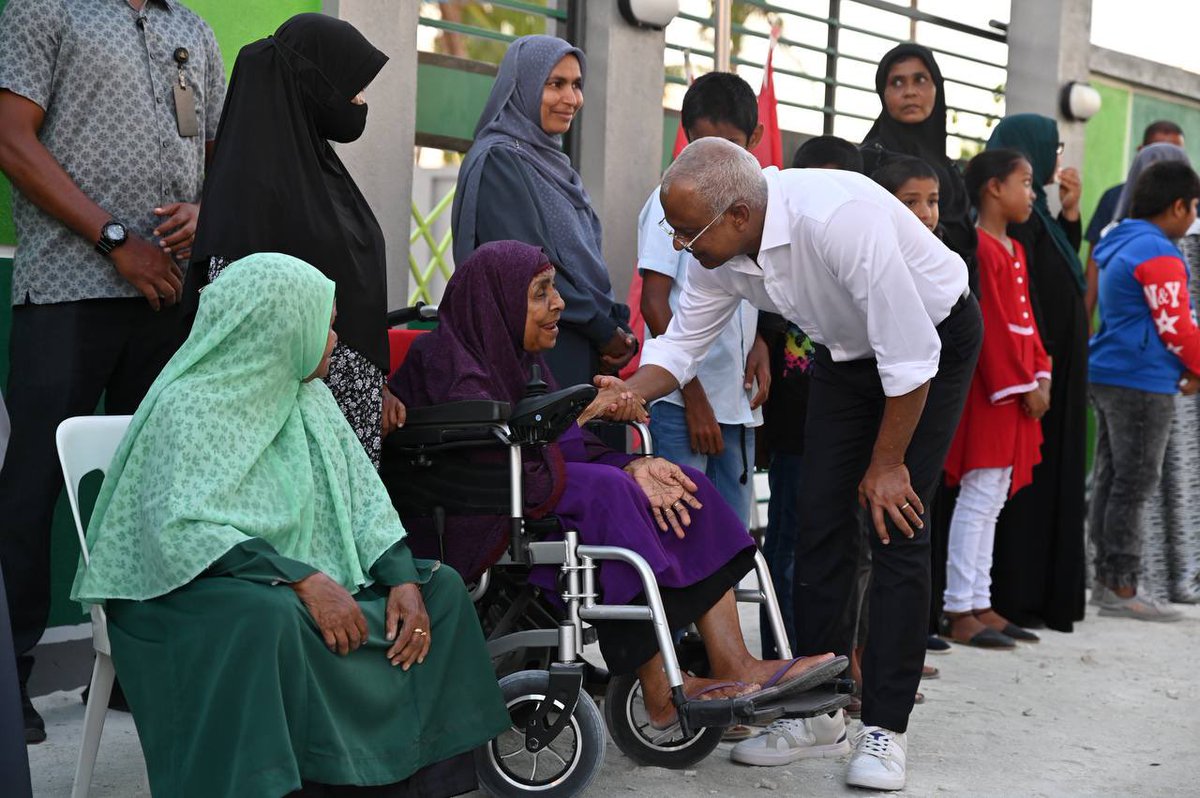 iburahimali's tweet photo. ރާއްޖޭގެ ވެރިކަމުގެ މަސްއޫލިއްޔަތު އަދާކުރުންމަތީ ރައިސް @ibusolih ދެމިހުންނެވީ ތަޞައްވުރެއް އޮވެ، ވަޢުދުވެ، ވީވަޢުދު ފުއްދުމުގެ މައްޗަށާއި މަޝްވަރާއާއި، ދޫދިނުމާއި އަދި ހިފަހައްޓަންޖެހޭ އިންތަކާއި މިންތަކުގައި ސާބިތުކަމާއިއެކު ދެމިހުރެގެން.
#Ibu2023
#MDP2023
#Hope4Future https://t.co/oQTEtqgefx