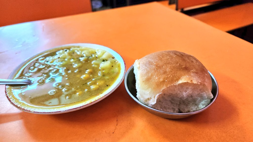 malhar_pandey's tweet photo. Typical Goan Breakfast ! 
Mix Bhaji - Batata Bhaji and चणा उसळ (पातळ भाजी) served with Pao. 
Classic taste ! ❤️ 
#GoanDiaries https://t.co/AjjTX42hDx
