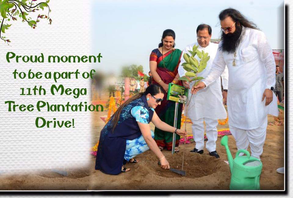 LovelyMeena777's tweet photo. #Honeypreet अपने पिता #रामरहीम के साथ पौधा रोपण करती हुई
#DesertificationandDroughtDay
#RamRahim #GurmeetRamRahim #Deramukhi #DeraChief #हनीप्रीत #डेरासच्चासौदा
#ramraheem राम रहीम
#NatureCampaign
#Bargari
Ram Rahim
Bargari
Faridkot https://t.co/T4x7L73TMK