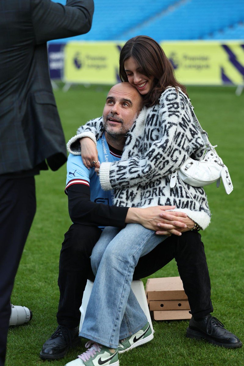 SomosAnalistas_'s tweet photo. ¡GRANDE MISTER! 👏

Pep Guardiola repartió 1 millon de dólares entre todos los trabajadores del Manchester City, era su prima por conseguir el triplete 

🗞️ Daily Mail https://t.co/5MwmUFLw8e
