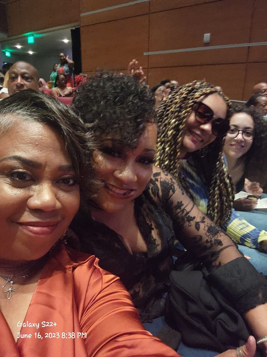 #jillscott
#smartfinancial 
@missjillscott 
Thank you for coming to Smart Financial Center...now, I kinda wanna take credit ;) I begged you to come here! Nice & intimate! Filling the house for you right now! Me & my bestie celebrating our girls graduation & college bound! ❤️ u!