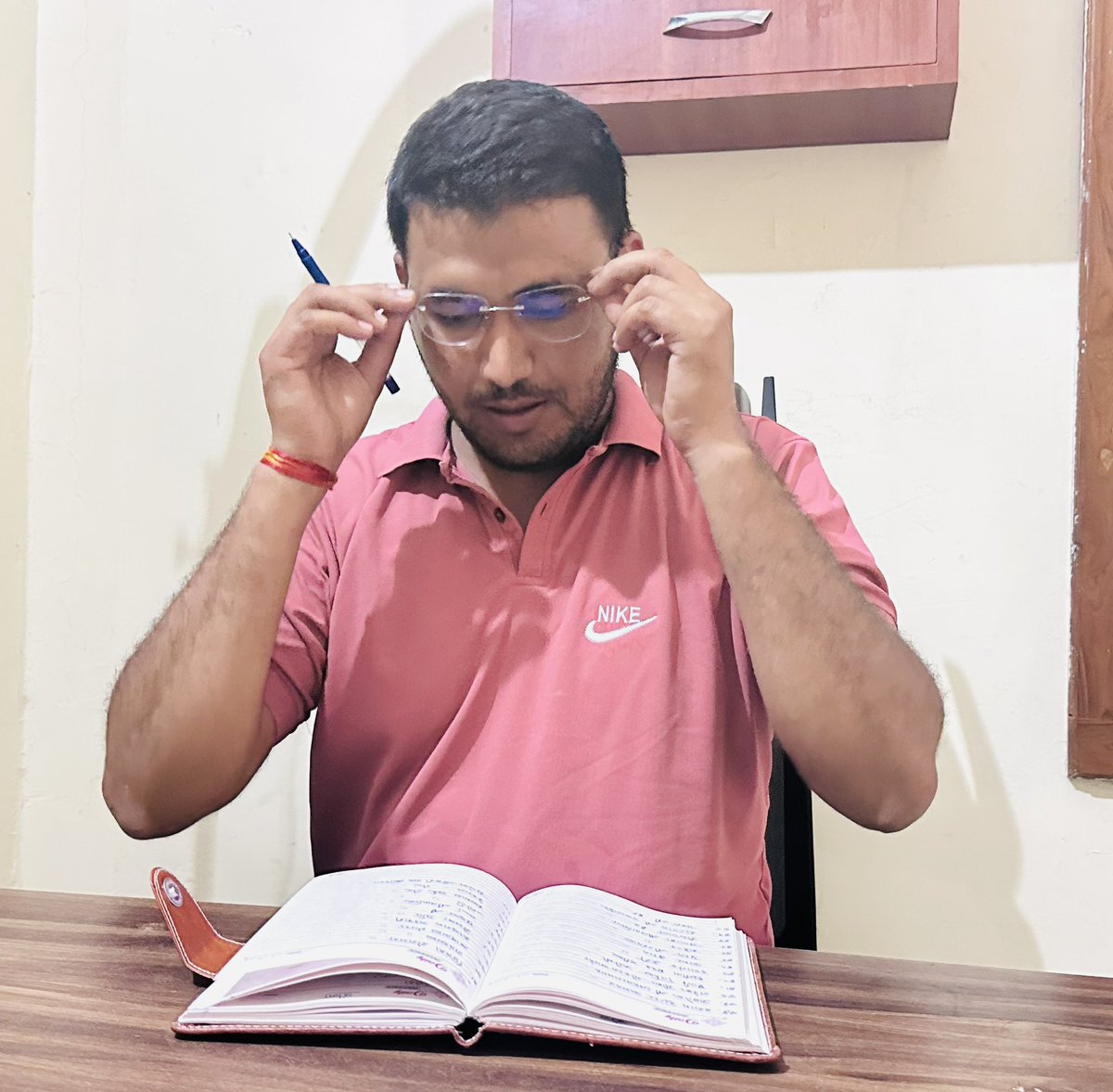 Dadarwal7's tweet photo. ज़िन्दगी में ये कभी भी ये सोचने मत बैठो,
कि कौन, कब,कैसे,और कहाँ बदल गया,
सिर्फ इतना देखो कि वो तुम्हें क्या सीखा कर गया। https://t.co/Xqjtg7X4MQ