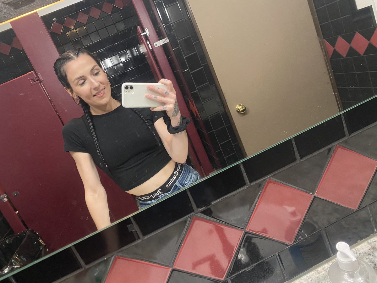 sireneyes1027's tweet photo. findom goddess k 🫶🏻✨ https://t.co/lHa0x1cdGb