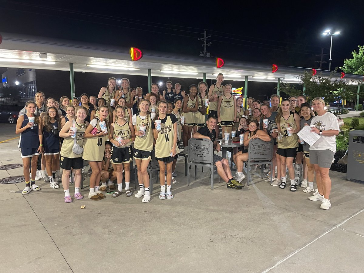 maeaves's tweet photo. Sonic run for @BvilleGirlsBB @BvilleGBB9th @FJHS_GBB during Harding Team Camp!!  Sleep, eat, and hoop!! https://t.co/O8XJUQkhog