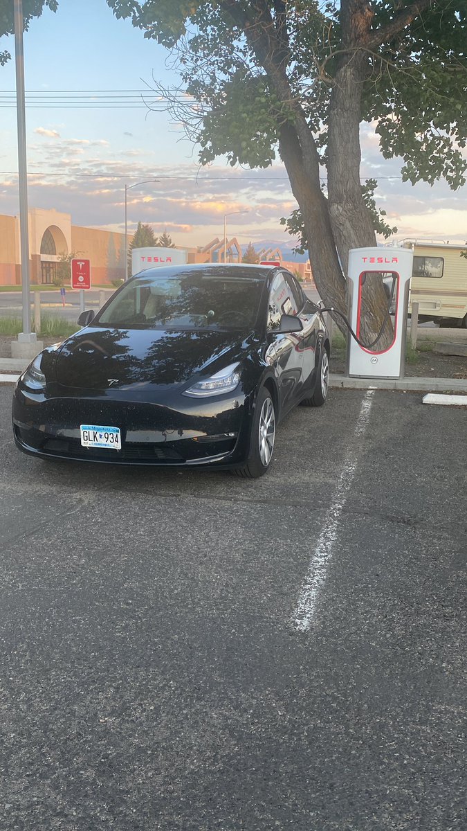 Mile 1,093 out of 1500 brings me to the Butte MT supercharger. 150 kW and it had a top speed of 148 kW. No one here. Great stop. @RateYourCharge