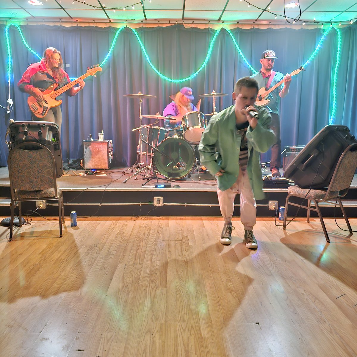 It is Ginny &amp; The Fizz [and someone else's flash] (<a href="/ginnyandthefizz/">Ginny & The Fizz</a> / ginnyandthefizz.bandcamp.com) instagram.com/p/Ctk1cnCMe8s/…