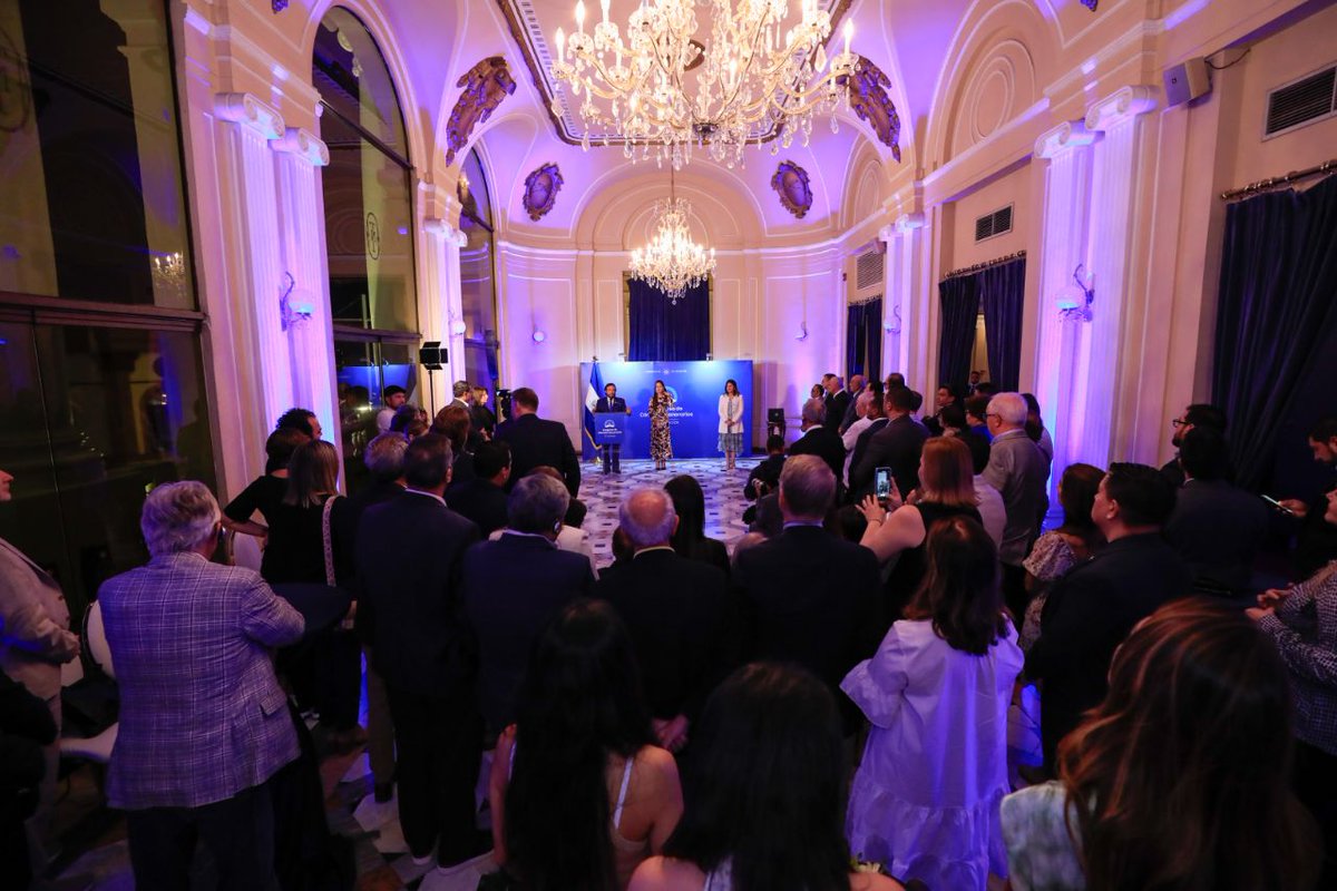 cancilleriasv's tweet photo. Finalizamos el Congreso de Cónsules Honorarios, que permitió a los participantes constatar las transformaciones profundas que estamos realizando y los avances que El Salvador ha alcanzado en #4Años de Gobierno del Presidente @nayibbukele. 🇸🇻🌎 https://t.co/97Vc24wycr