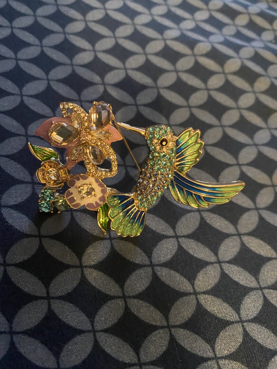 El colibrí tiene un significado de Felicidad, Buena suerte y protección!
The humming bird meaning happiness, good luck and protection!
A gift from one of my students!