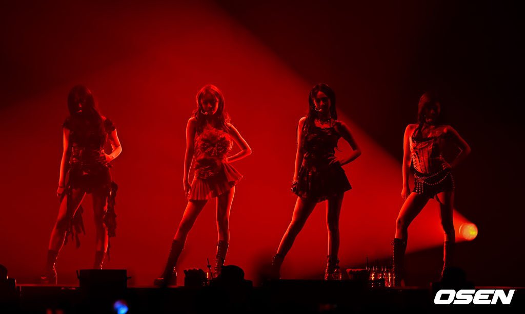 Their silhouettes enchant the stage.