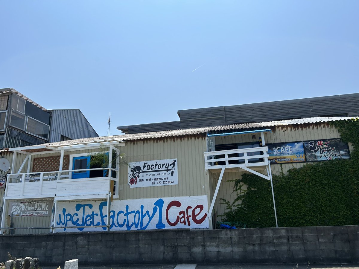 plus_american's tweet photo. ジェットので仕事を兼ねて気まぐれ海カフェ☕️⛱️営業してます。テラスから見るサンセットも最高😀😀夕日百選になっている見たい😀
簡単なドリンク程度のメニューですが浜田省吾さんの曲など聴きながらごゆっくり時間を過ごしてくださいね😀 https://t.co/nFLViJ6yxr