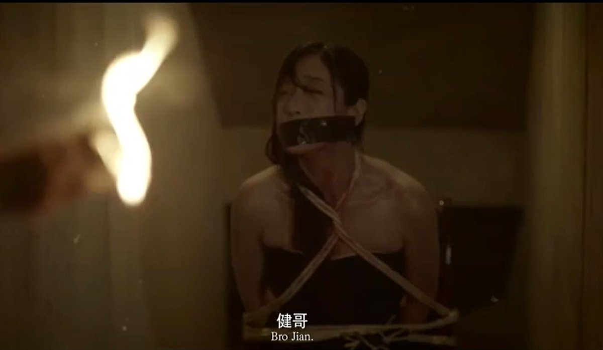 可燃性液体を頭からかけられて火を近づけられるシーン。相手を脅す効果は最強だけど、あまり火種を近づけたらダメだよ。