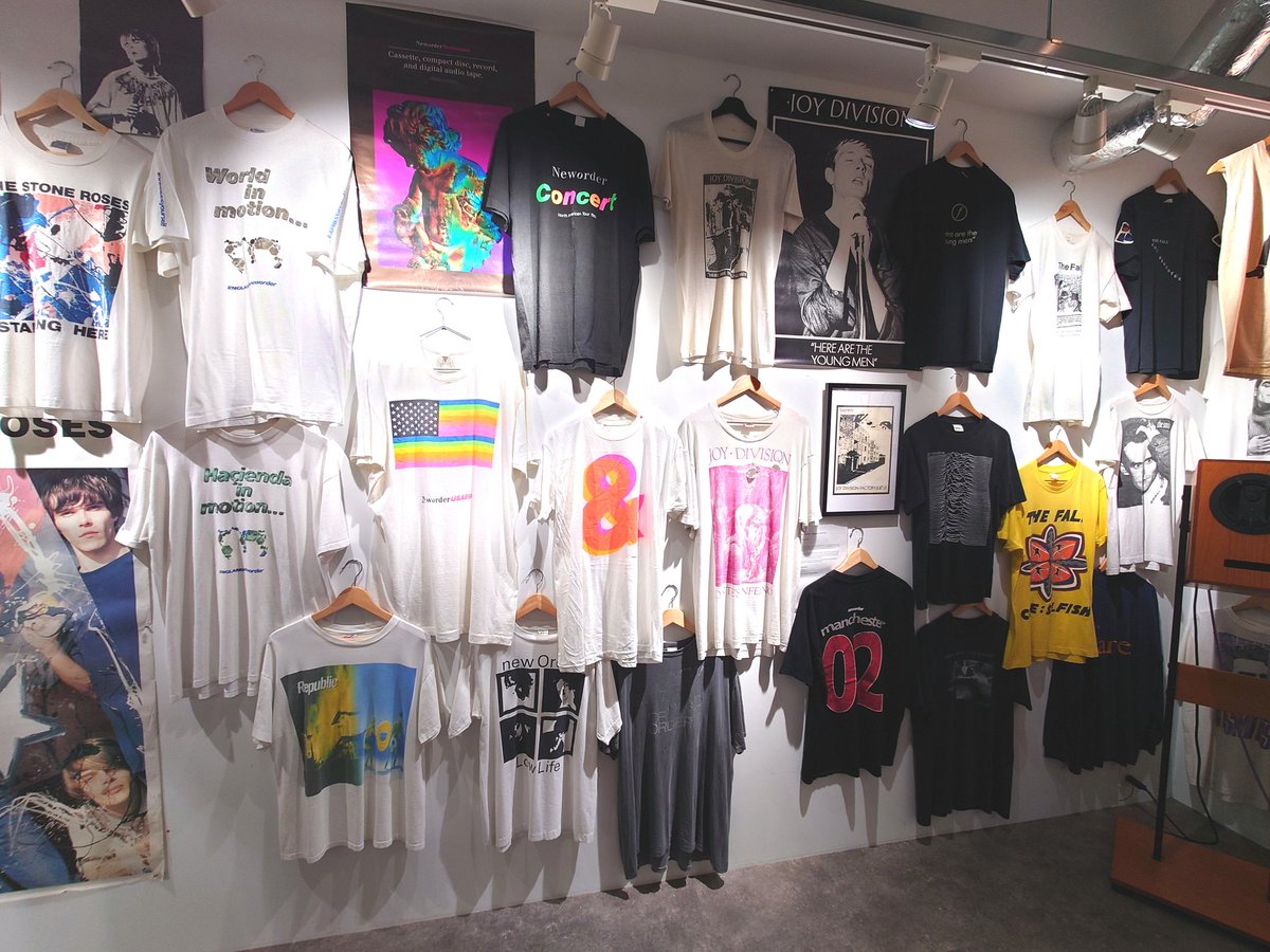 teeecup620's tweet photo. 井出靖さんのGrand Galleryの"WORN OUT: AN ARCHIVE OF MANCHESTER"展、そのままFactory Recordsの変遷のような80's初期のPostPunkから90'sのThe Haçiendaを発火点とするMadchester～BritPopまでのマンチェスターシーンをヴィンテージTシャツや貴重なメモラビリアで回顧する内容に圧倒されてしまった。 https://t.co/tASWKEJhxL