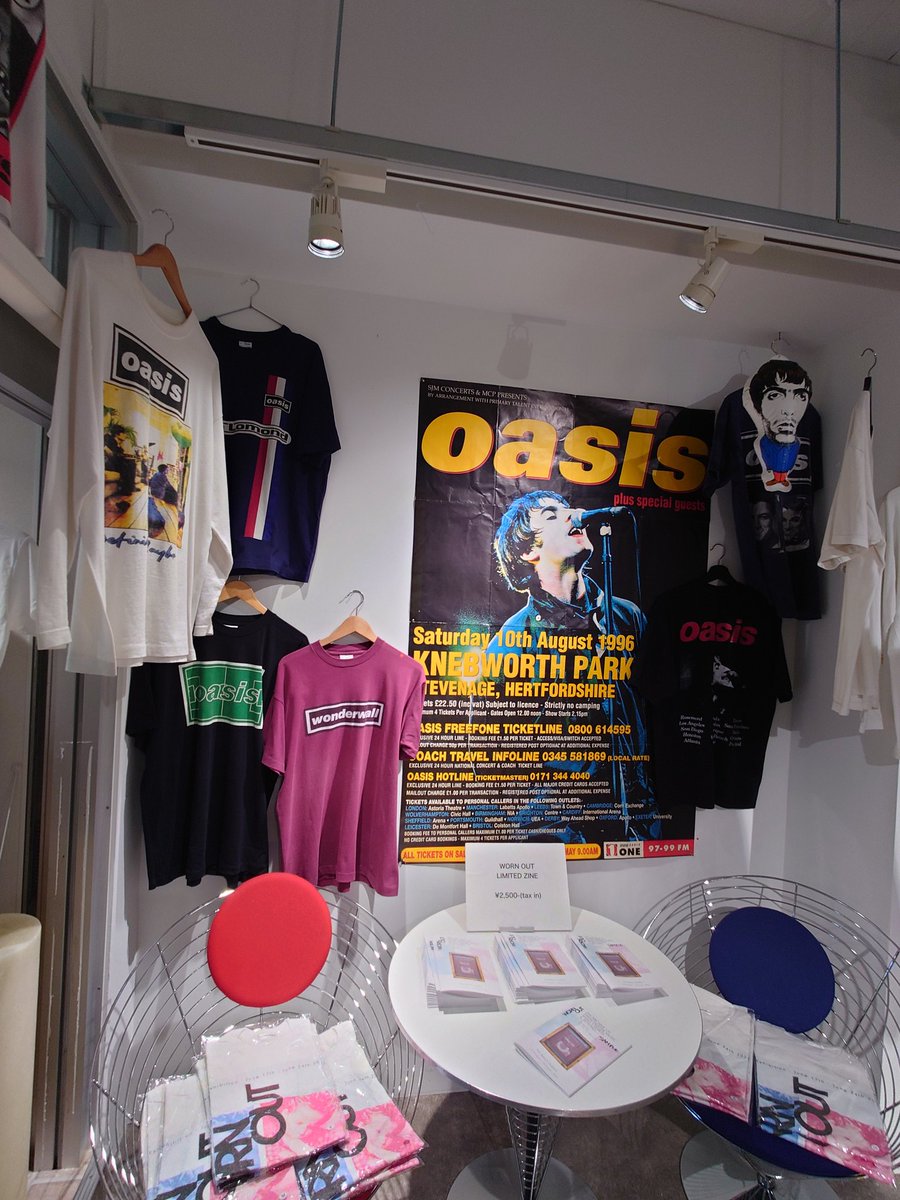 teeecup620's tweet photo. 井出靖さんのGrand Galleryの"WORN OUT: AN ARCHIVE OF MANCHESTER"展、そのままFactory Recordsの変遷のような80's初期のPostPunkから90'sのThe Haçiendaを発火点とするMadchester～BritPopまでのマンチェスターシーンをヴィンテージTシャツや貴重なメモラビリアで回顧する内容に圧倒されてしまった。 https://t.co/tASWKEJhxL