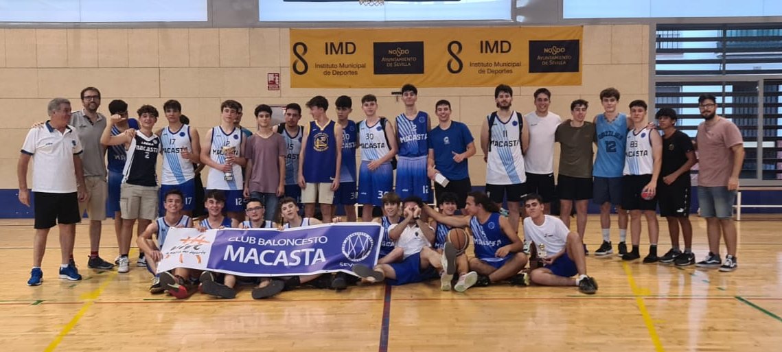 Con esta foto damos por terminada la temporada. 

Queremos agradecer su trabajo y dedicación a todas y todos nuestros entrenadores: Migue, Maria, Juan Antonio, Amanda, Lucía, Tania, Ariadna, Carmen, Irene, Pablo, Miguel, Sergio, Borja, Flavio, Alfonso, Marta, Antonio y Marcelo.