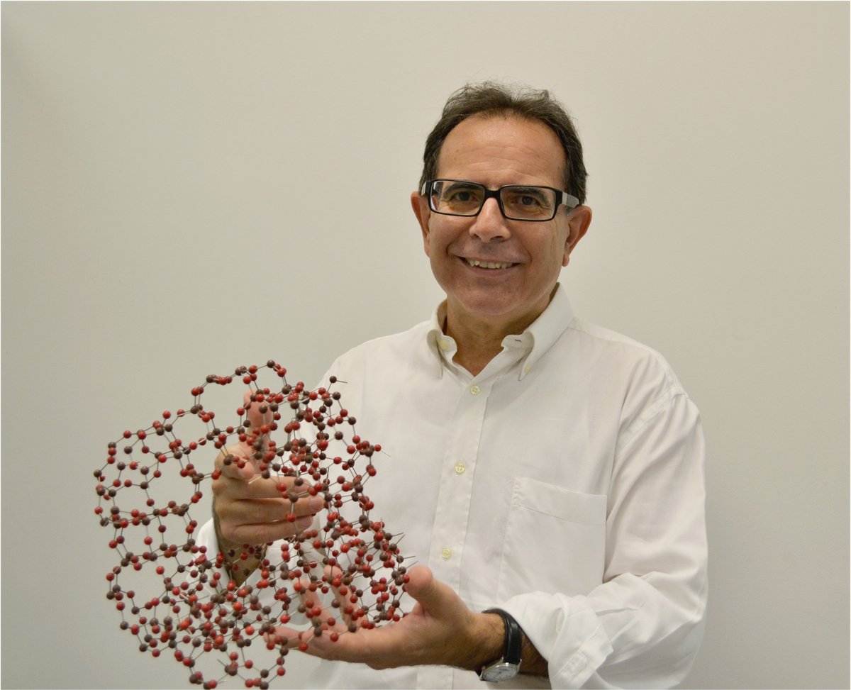 En el @ITQ_UPVCSIC, el químico Avelino Corma, autor de más de 200 patentes, desarrolla dispositivos que aceleran y dirigen las reacciones químicas para obtener biocombustibles, fibras y polímeros mejorados de forma sostenible.
Por <a href="/monicalaravigo/">Mónica Lara</a> 
➡️shorturl.at/wyFNU