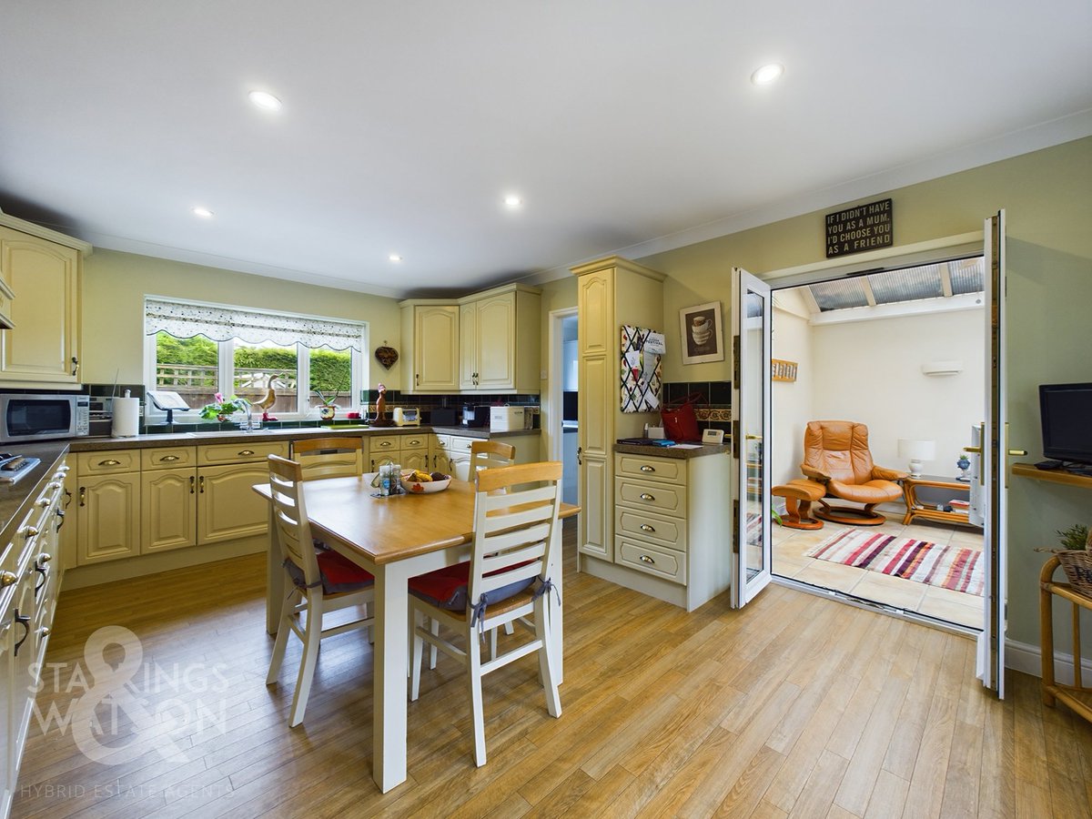 StarkingsWatson's tweet photo. Exclusive Non-Estate Setting | Detached Bungalow | Over 2100 Sq. ft (stms) | Five Reception Spaces | Three Double Bedrooms | Private Gardens &amp; Double Garage

Offers In Excess Of £600,000
📍 Blofield Corner Road, Little Plumstead
🏡 View Full Details Here: https://t.co/ESU5Q3xlaB https://t.co/n5SA4XLOJF