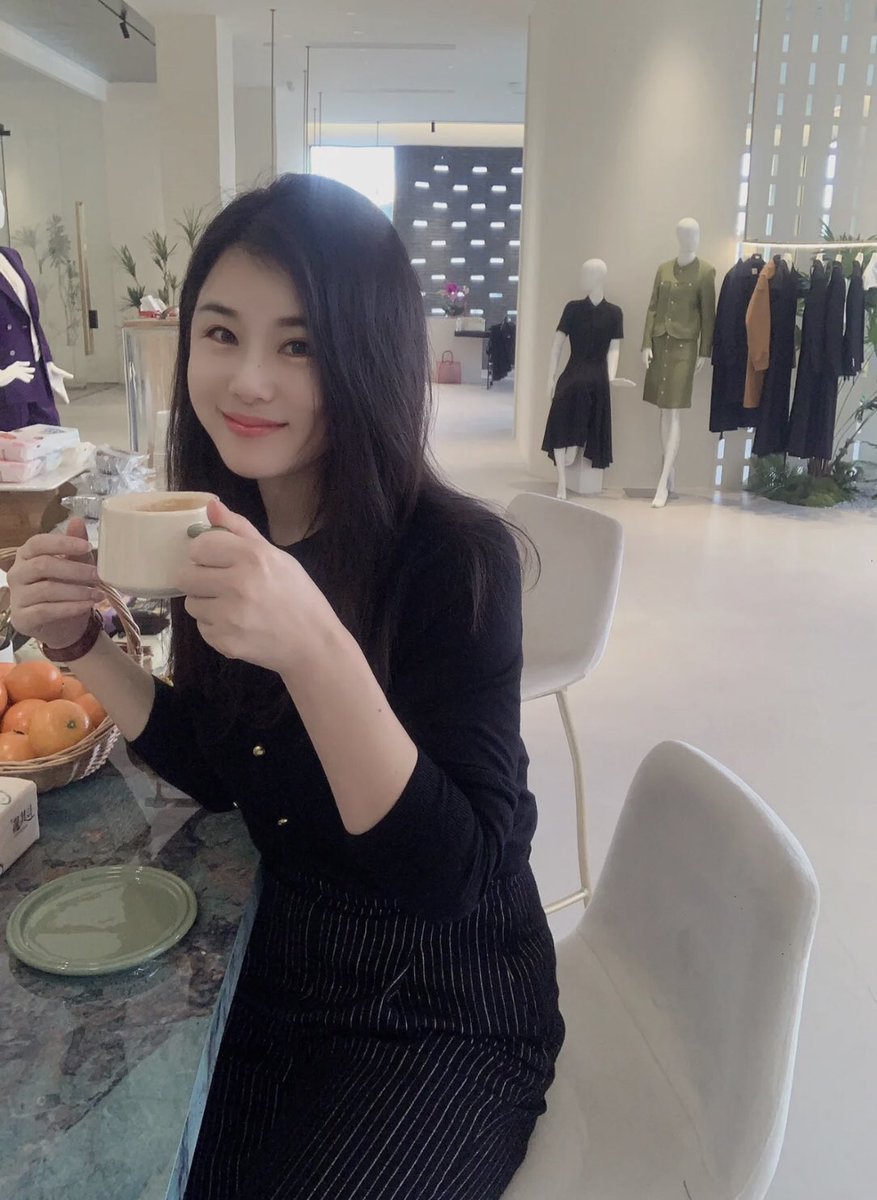 骨子里天性热爱自由，不喜欢被束缚，性格多面，情感独立，时而高冷，时而卖乖，也温柔可人，这就是我，猫系女人