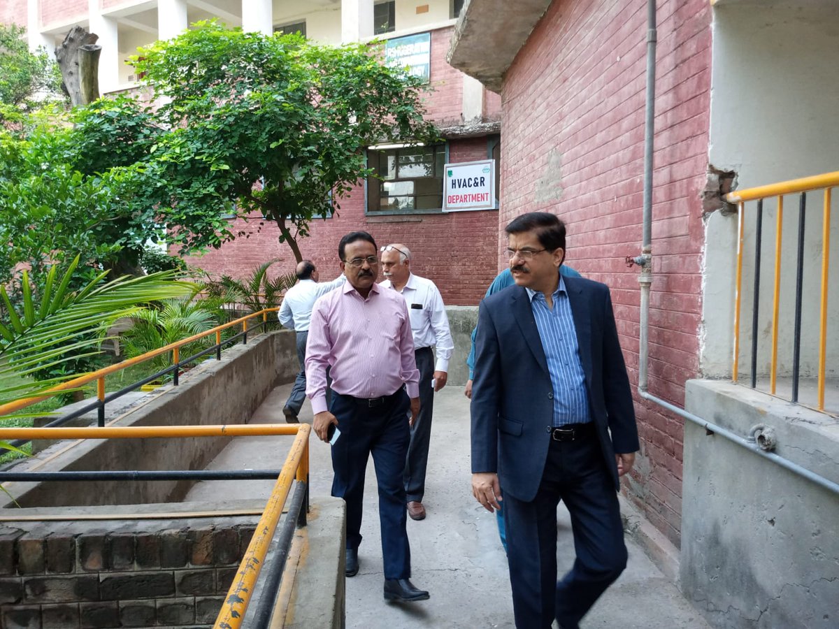 PTEVTACareers's tweet photo. Thrilled to welcome DG Aamer Aziz to GCT Railway Rd today, as our students immersed themselves in an exciting students' day celebration. We believe in the holistic development of students &amp; events like this provide them wd opportunities to explore their passions beyond academics https://t.co/CtkaykIsrG