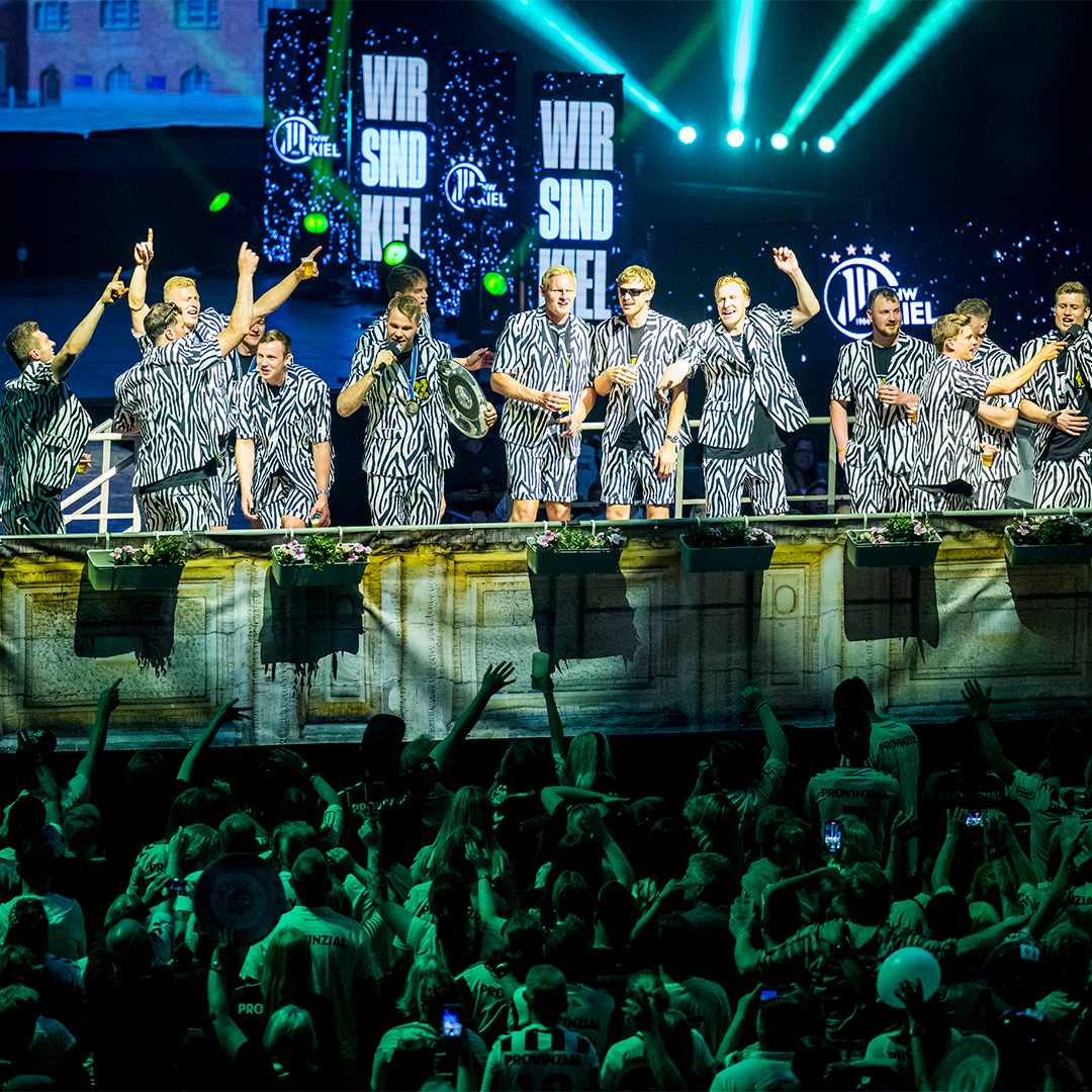 thw_handball's tweet photo. Rückblick Sonntag Teil 5.1: Meisterfeier #NurMitEuch in der Wunderino Arena oder auch "Die Zebras sind los"! 🖤🤍
#WirSindKiel #NurMitEuch #DM23 https://t.co/qyG488Y1j5