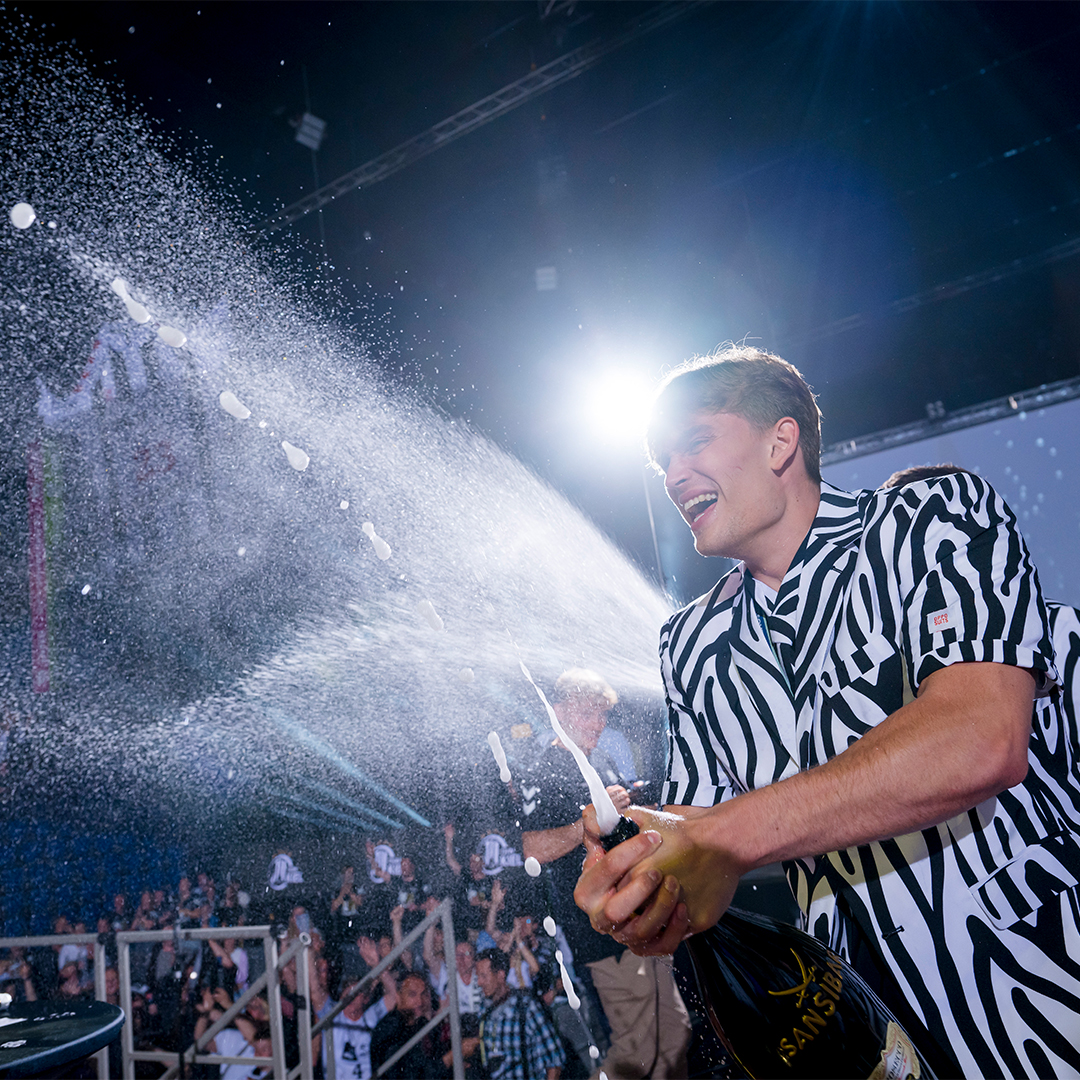 thw_handball's tweet photo. Rückblick Sonntag Teil 5.1: Meisterfeier #NurMitEuch in der Wunderino Arena oder auch "Die Zebras sind los"! 🖤🤍
#WirSindKiel #NurMitEuch #DM23 https://t.co/qyG488Y1j5