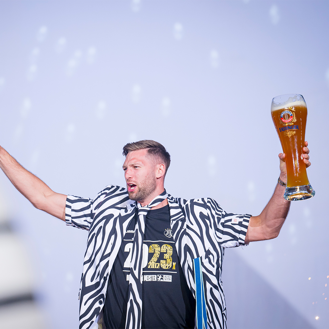 thw_handball's tweet photo. Rückblick Sonntag Teil 5.1: Meisterfeier #NurMitEuch in der Wunderino Arena oder auch "Die Zebras sind los"! 🖤🤍
#WirSindKiel #NurMitEuch #DM23 https://t.co/qyG488Y1j5