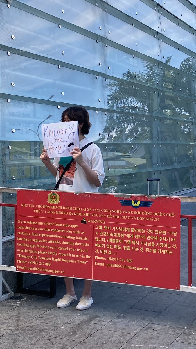 NhahaPm's tweet photo. Coi anh fanboi ra đón dàn cast KB nè, cả nửa cái kpop đang hội tụ Đà Nẵng ròii… Giờ đi còn kịp không vậy😭😭😭😭😭 #Heechul https://t.co/P6sRIXRALa