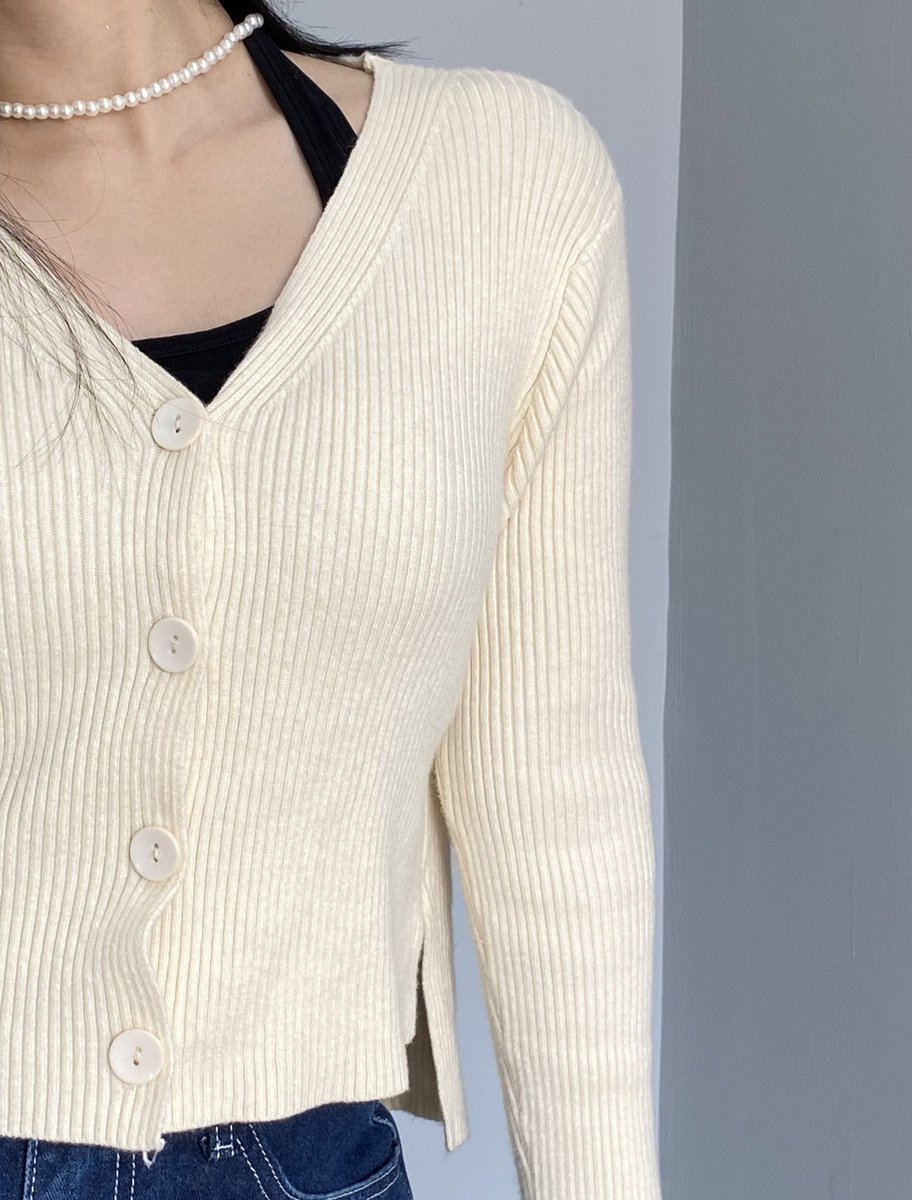 byshafa's tweet image. susah banget cari cardigan yang sesuai selera. eh pas ngubek-ngubek e-commerce akhirnya nemu! bahannya lembut &amp;amp; gak nerawang 🥰

🛒 shope.ee/fva03QpUN

#racunshafa