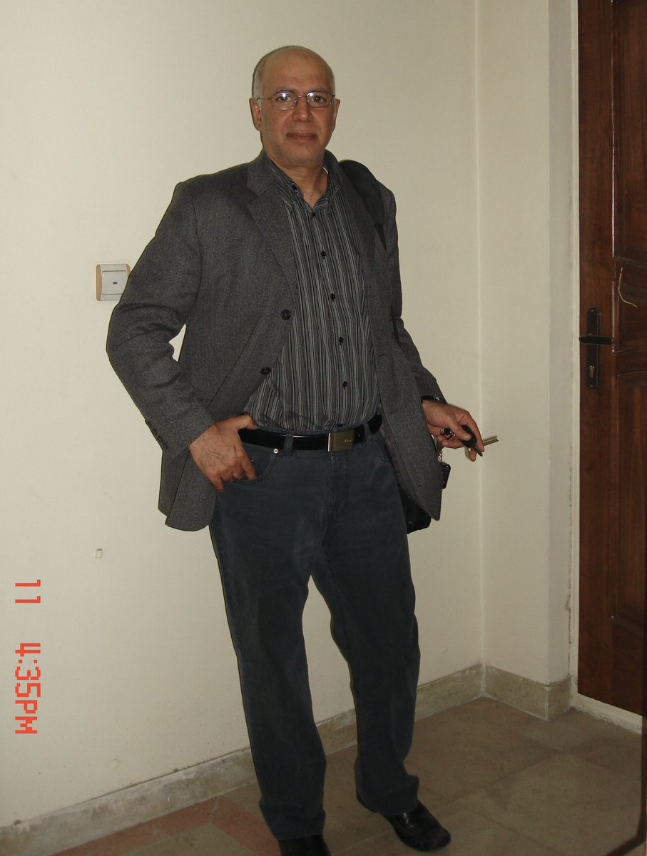 Mobayyen's tweet photo. @sepidehsaied آقای ناصر حیدری‌نسب، کارآفرین موفق و موسس کرمان تابلو و یکی از بهترین منتورهایی که داشتم عادت داشت همیشه می‌گفت «دنیا رو عاشق‌ها و دیوانه‌ها می‌توانند عوض کنند و بسازند» 
روانش شاد https://t.co/GNlGqt0QZQ