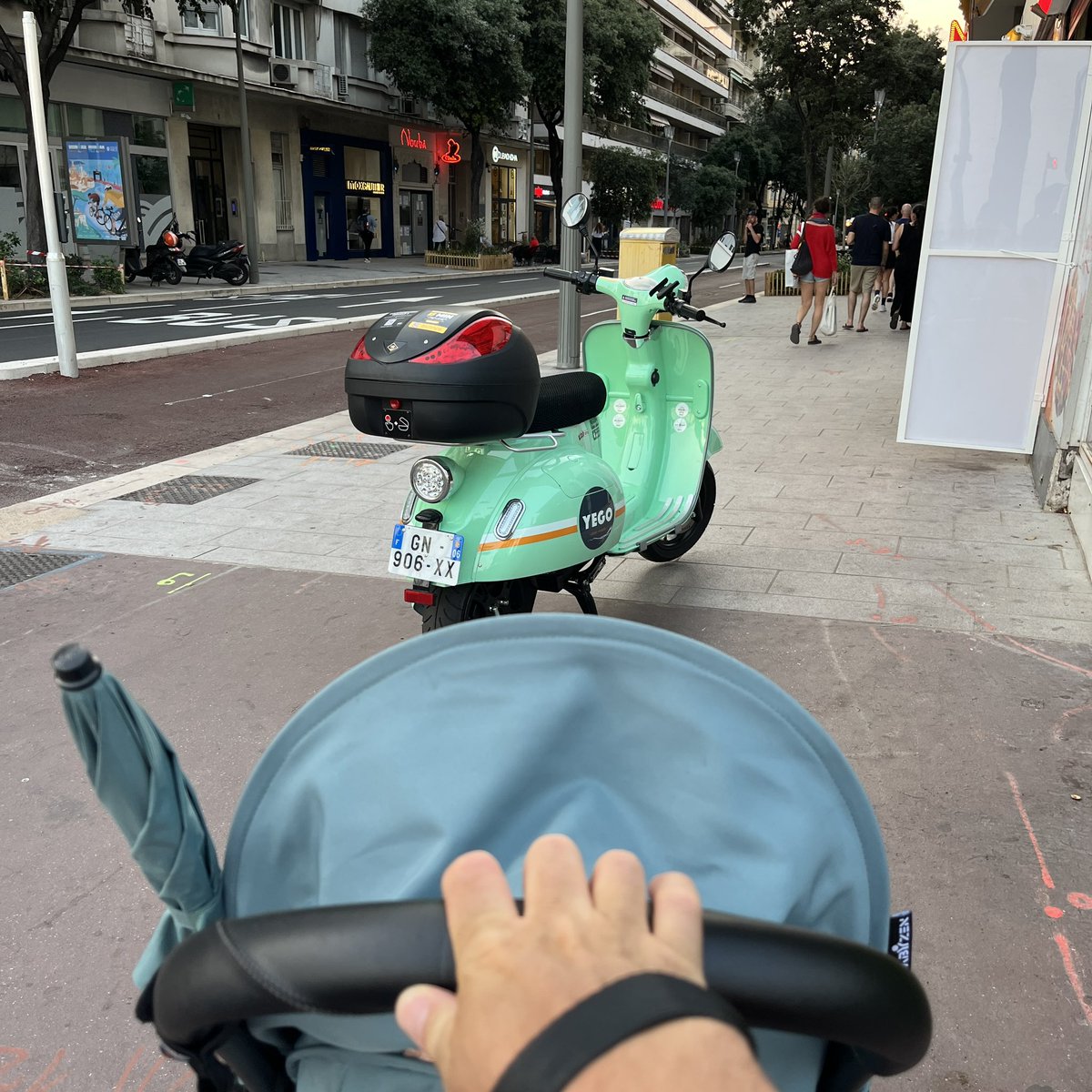 Coucou <a href="/YegoMobility/">YEGO Mobility</a>, ça commence le bordel 👋

<a href="/villedenice/">Ville de Nice</a> <a href="/PMdeNice/">PMdeNice</a> <a href="/GaelNofri/">Gaël Nofri</a> <a href="/cestrosi/">Christian Estrosi</a> <a href="/anthony_borre/">Anthony Borré</a> on verbalise un jour les deux roues sur le trottoir comme le prévoit le code de la route ?

🛵🛵🛵💥👼💥🛵🛵🛵