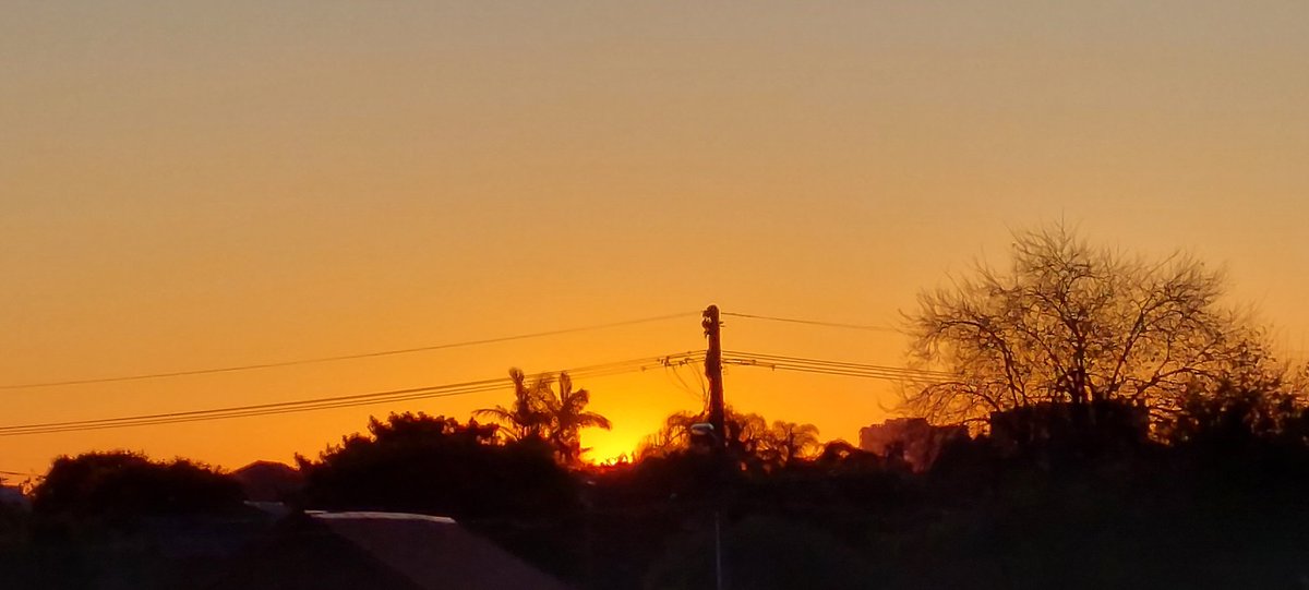 A pickaboo sun

#sunsetphotography #sunsetshimmer #sunsets #sunshine #Sundowns #sunset #NaturePhotography #naturelovers #naturebeauty #photooftheday #PhotoMode #photographylovers