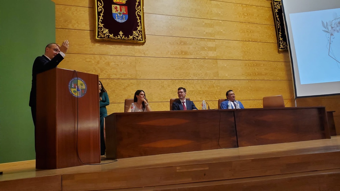 Gracias por la distinción con que me habéis sacado los colores. En apenas tres meses de clase, y siendo profesor de una optativa, me habéis elegido padrino de la promoción de ADE, cuando tenía muy pocas papeletas. ¡Gracias!