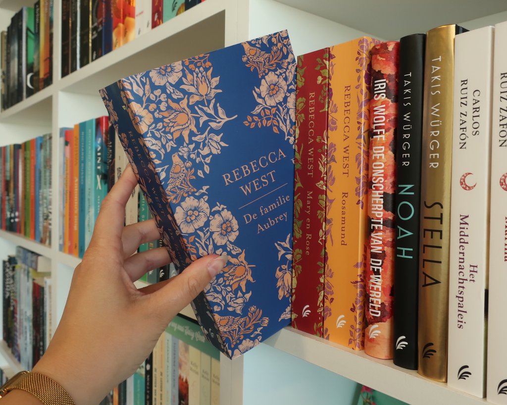 Als redacteur tref je soms een klassieker waarbij je je afvraagt waarom het nog niet naar het Nederlands is vertaald. Dat gold ook voor de Aubrey-trilogie van Rebecca West 🎹✨

Lees ons nieuwe artikel 👉 l8r.it/3m3l

#leestip #literatuur