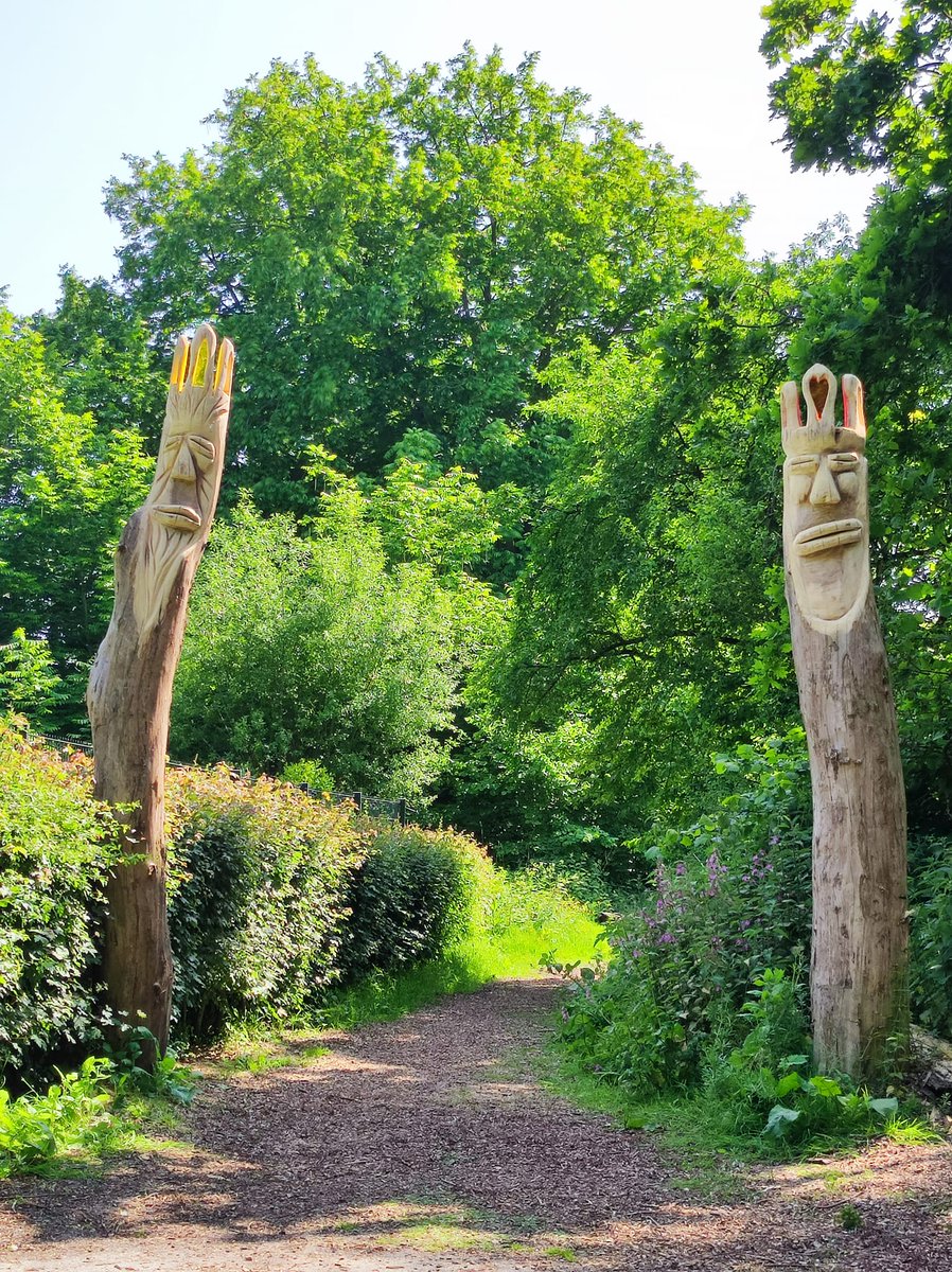 Linda__Raven's tweet photo. Een van mijn favo bomen (kastanje) en twee houten beelden, in het Sloterpark. https://t.co/njcV5MPLAi