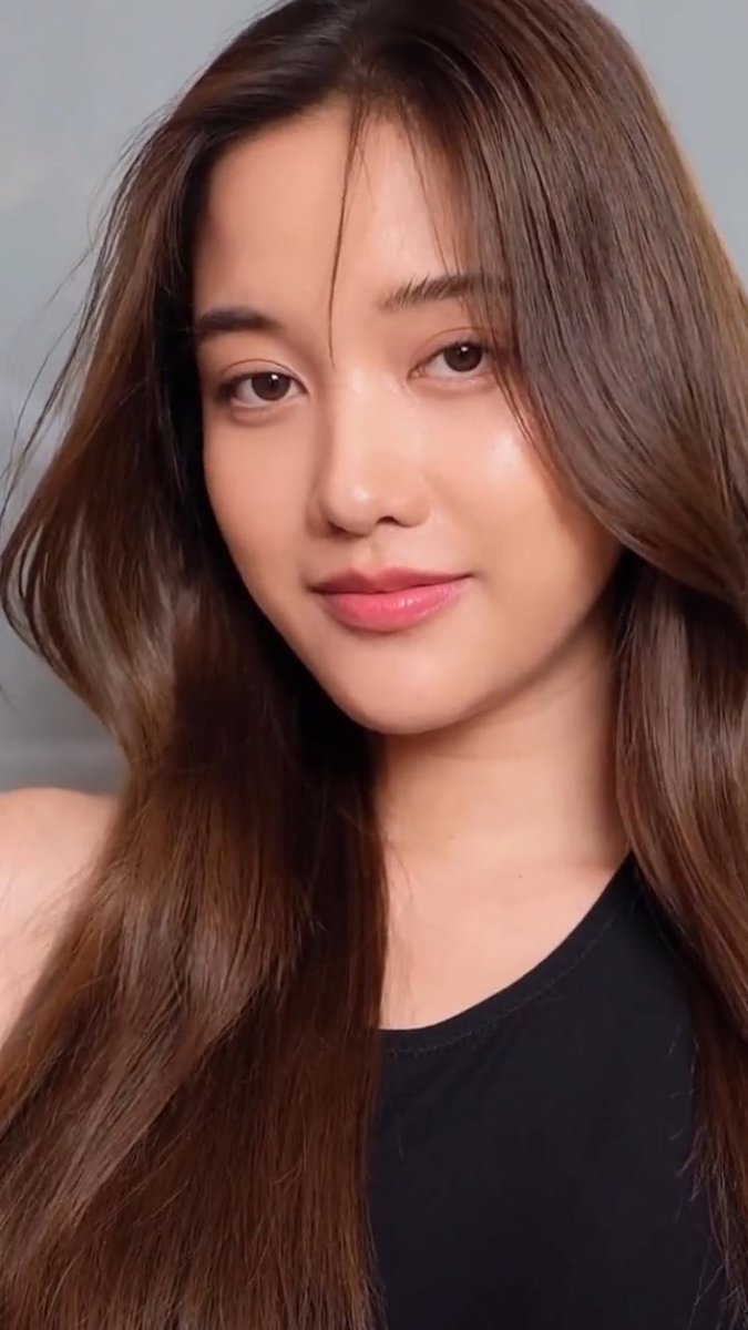 SHE’S HOT 🥵🔥

FREEN DONT LOOK AT ME LIKE THAT 🤧😭