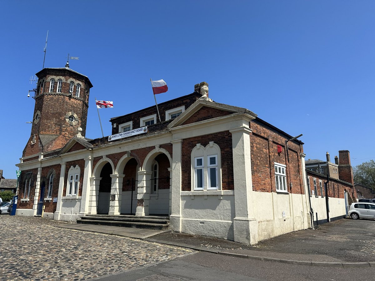 👀 #KingsLynn #Norfolk 

* 1856 - Public Baths with 3-Bay loggia & rear chimney
* 1864 - Pilot Office with red brick square tower (octagonal top)
* 1897 - #KingsLynn Conservancy Board (port authority), who connected the buildings for their offices

#Fensday #CelebrateTheFens