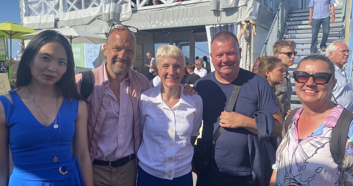 Tak til <a href="/Ssencindiver/">Sandra Yi Sencindiver</a> <a href="/benjaminboe/">Benjamin Boe Rasmussen</a> <a href="/TomJensen1966/">Tom Jensen</a> @JohansenTine for totalt god debatstil - lyttende, reflekterede, kritiske - da <a href="/DJintweets/">DJ</a> satte fokus på ligestilling, repræsentation og wokeness. Og tilhørerne var mindst lige så gode! <a href="/Folkemoedet/">Folkemødet #fmdk</a>