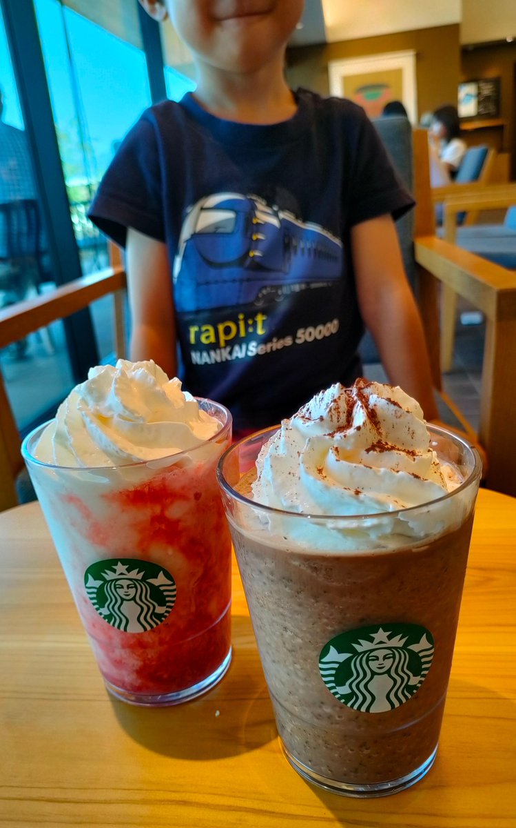 頂戴しましたスタバチケット握りしめ、家族で気分転換。いちごフラペチーノに5歳の息子氏は目ん玉飛び出るほどの感動でゴキゲンでした。ノリさんありがとうございました。
#nori勉51 #nori_study #noriさんに感謝 #5歳がまた来ると宣言