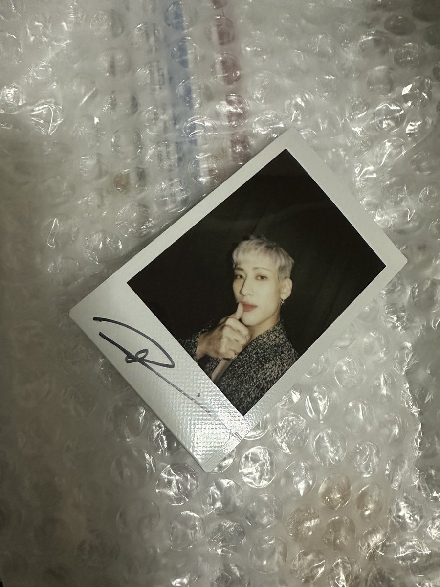 Natcha_thp's tweet photo. โพลาลอยด์ #แบมแบม พร้อมลายเซ็น ผ่อนได้ 4 งวด #GOT7FOREVER #got7 #bambam #bambam1A #BAMBAMxABYSS #YSL https://t.co/Lws22YpDo3
